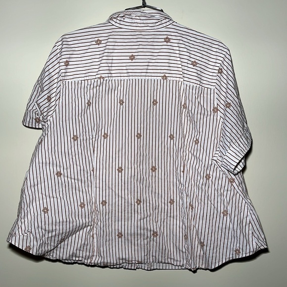 Liz Claiborne Patterned Button Down Short Sleeve Top - Picture 6 of 6